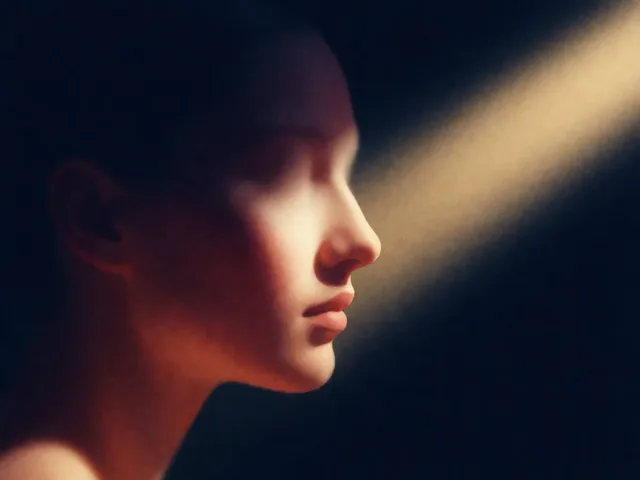 Un visage de profil serein baigné d'une lumière dorée apaisante sous un ciel nocturne, l'énergie apaisée